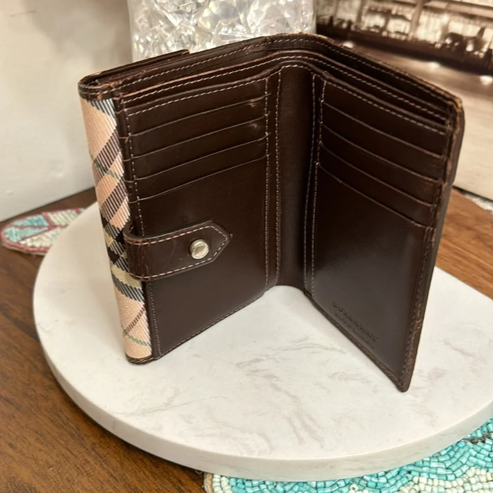 Burberry Bifold wallet Nice clean - Picture 11 of 13